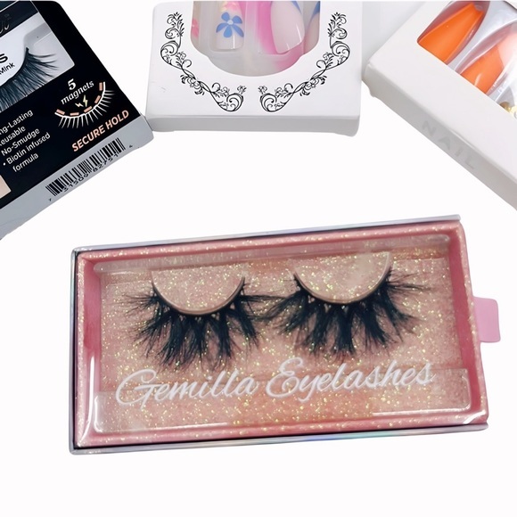 Nail the Style Game with Press-Ons, Lashes, and Magnetic Magic! - Picture 5 of 6